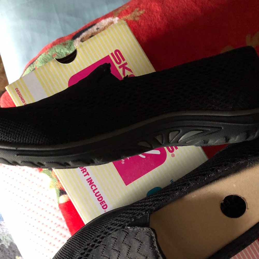 Women’s Relaxed Fit Skechers - Picture 4 of 7